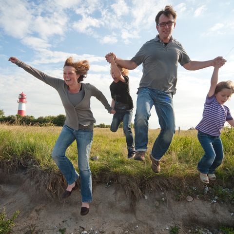 Familie am Leuchtturm Falshöft