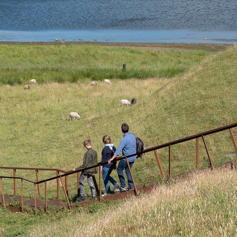 Danewerk Wall mit Spaziergängern