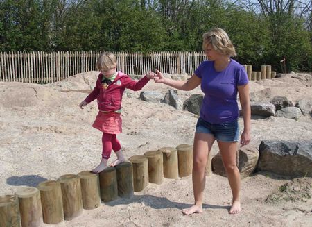 Kind balanciert im Barfusspark in Schwackendorf