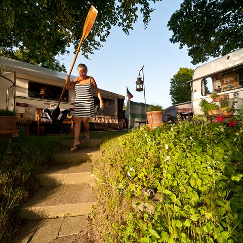 Frau mit Kanupaddel am Campingplatz in Lindaunis