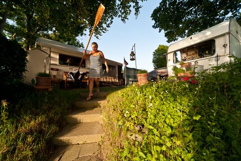 Frau mit Kanupaddel am Campingplatz in Lindaunis