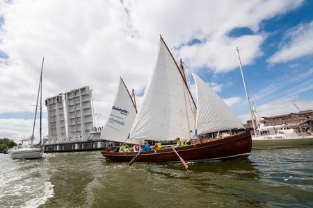 Segelboot an der Klappbrücke in Kappeln