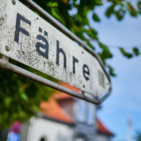 Schleifähre Arnis Schild