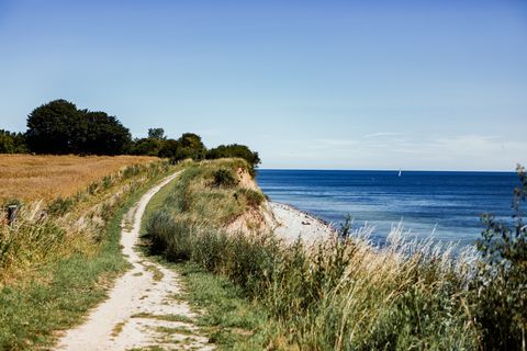 Schleichweg auf der Steilküste in Waabs