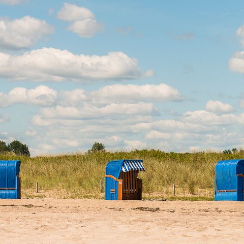 Blaue Strandkörbe am Weidefelder Strand
