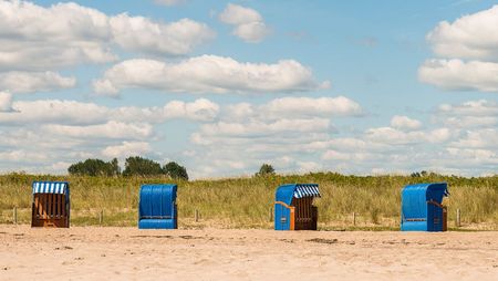 Blaue Strandkörbe am Weidefelder Strand