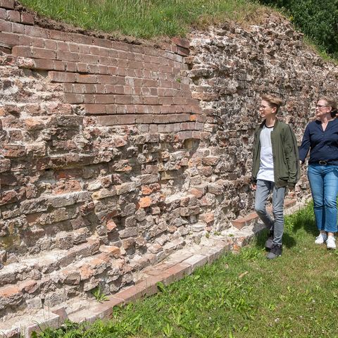 Danewerk Mauer mit Spaziergängern 