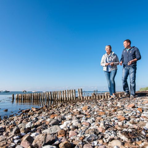 Wanderer am Ostseestrand