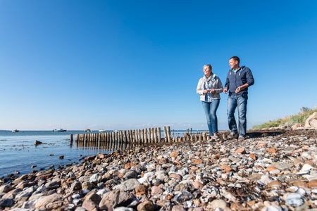 Wanderer am Ostseestrand