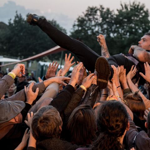 Stagediving auf dem Enzo-Festival in Wagersrott.