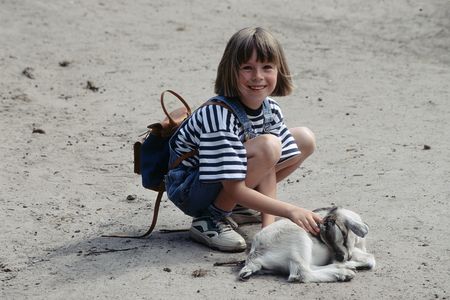 Urlaub auf dem Bauernhof Kind mit Ziege