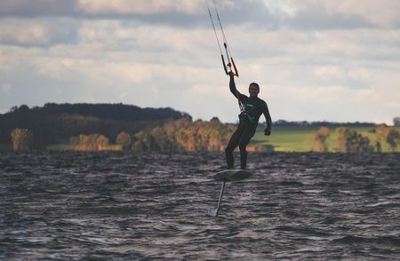 Kitesurfer gleitet auf der Schlei