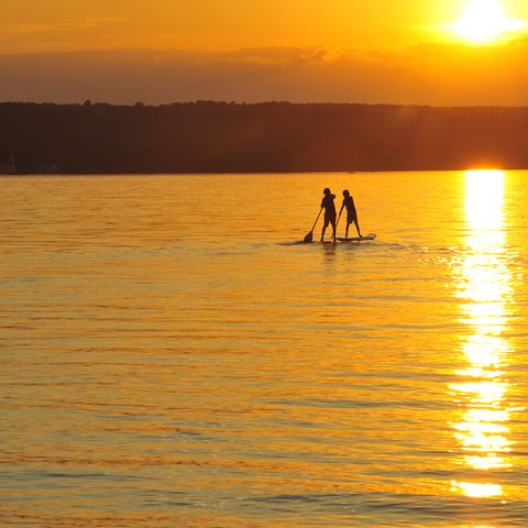 Stand-Up-Paddling im Sonnenuntergang