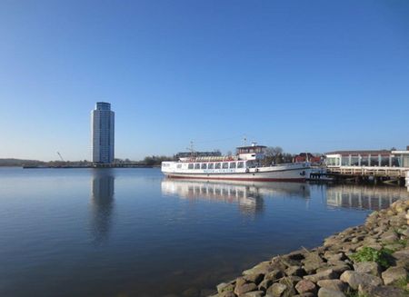 Wappen von Schleswig an der Schleipromenade in Schleswig