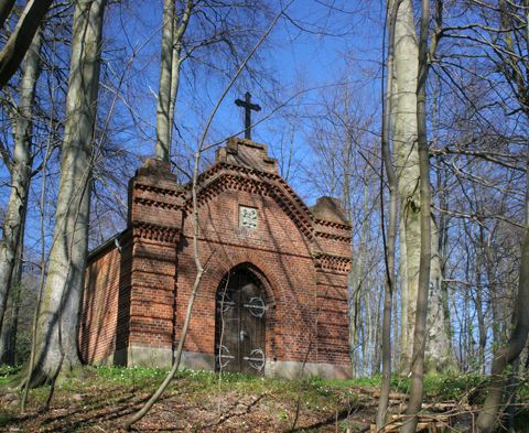 Langbett von Karlsminde: Gedenkstätte