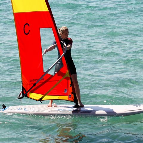 Mädchen surft auf der Ostsee