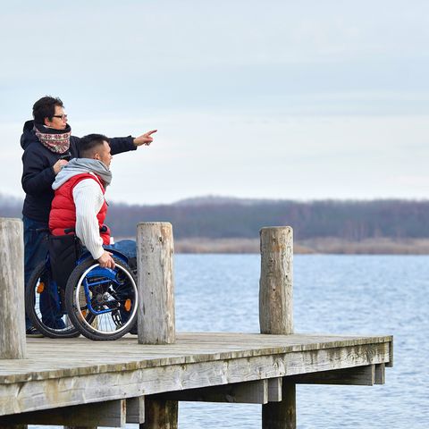 Barrierefreier Urlaub Rollstuhlfahrer am Steg