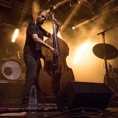 Ein Contrabass auf dem Enzo-Festival in Wagersrott.