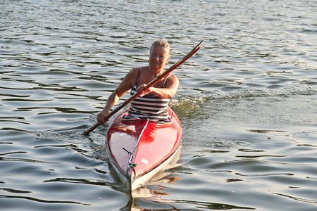 Frau paddelt im Kanu in Lindaunis