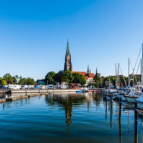 Blick auf den Stadthafen in Schleswig