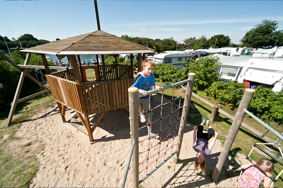 Kinder auf dem Spielplatz