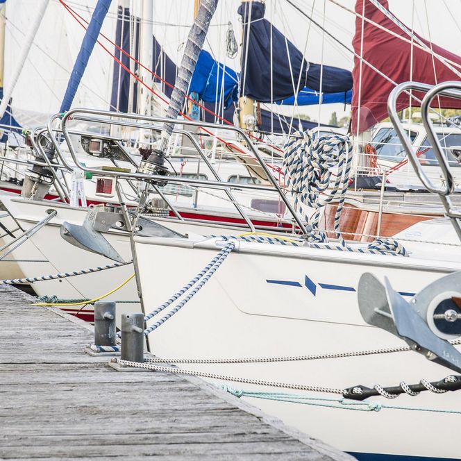 Kappeln Shopping Sommer Boote am Steg Nahaufnahme