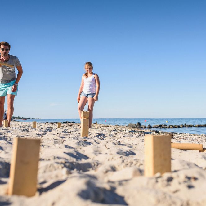 Familie spielt Wikingerschach in Hasselberg
