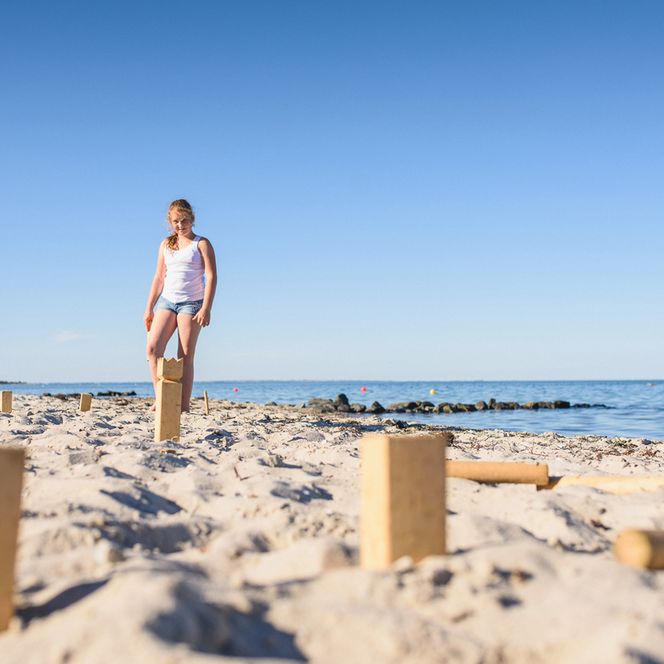 Familie spielt Wikingerschach in Hasselberg