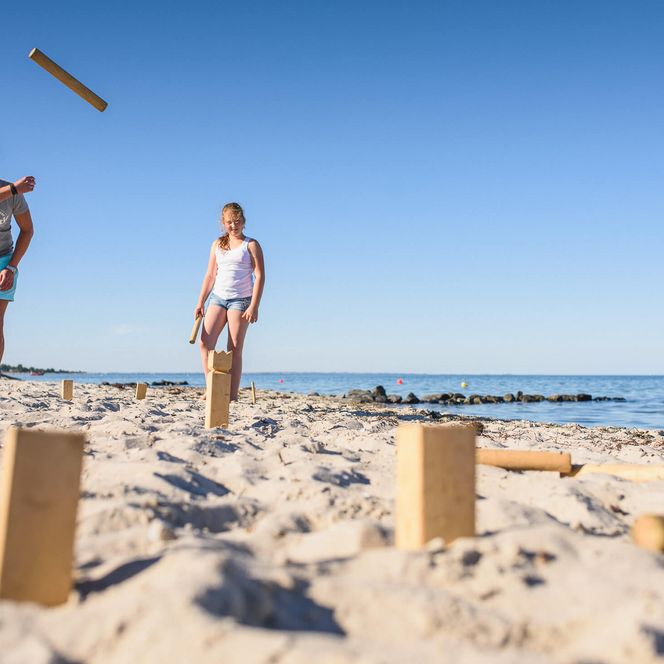 Wikingerschach am Strand in Hasselberg
